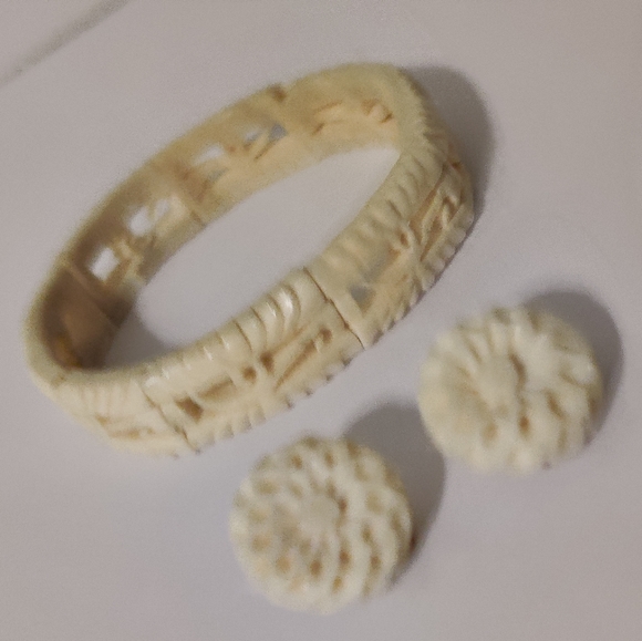 Vintage Carved Bone Bracelet and Earrings - Picture 6 of 15